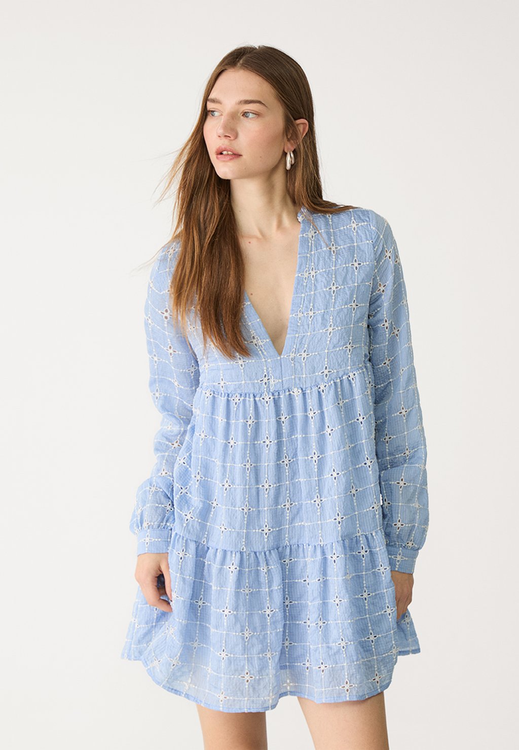 

Повседневное платье FLOWING WITH EMBROIDERY Stradivarius, светло-голубой