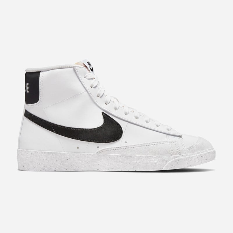 

Женский пиджак середины 77-го, туфли Nike, черный