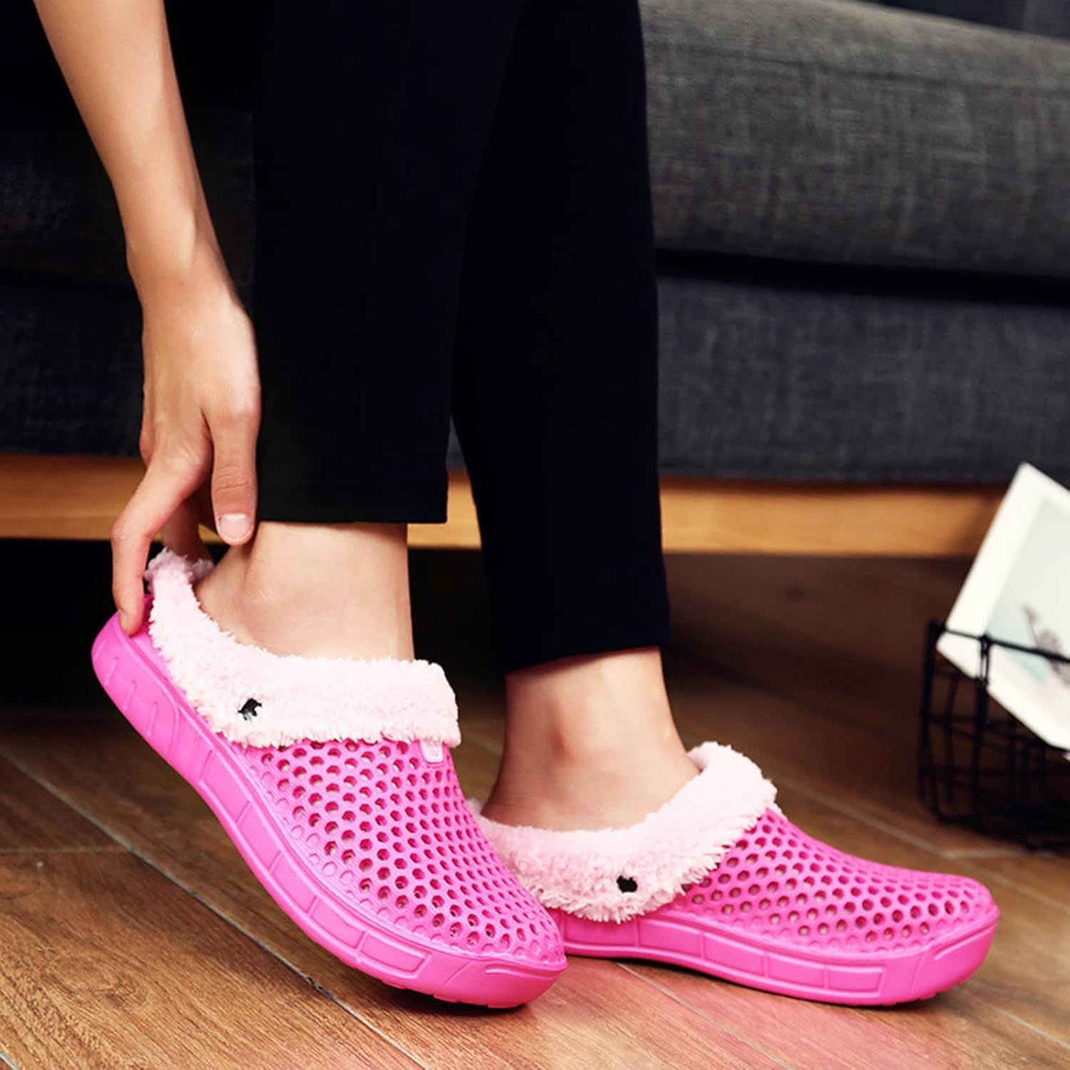Женские тапочки с поддержкой свода стопы, широкие кожаные мюли-клоги с искусственным мехом и хлопковой подкладкой, теплые мягкие плюшевые тапочки с эффектом памяти, домашние тапочки на липучке, зимние, для дома и улицы, туфли-лоферы Jyswoshoe, р... — фото 4