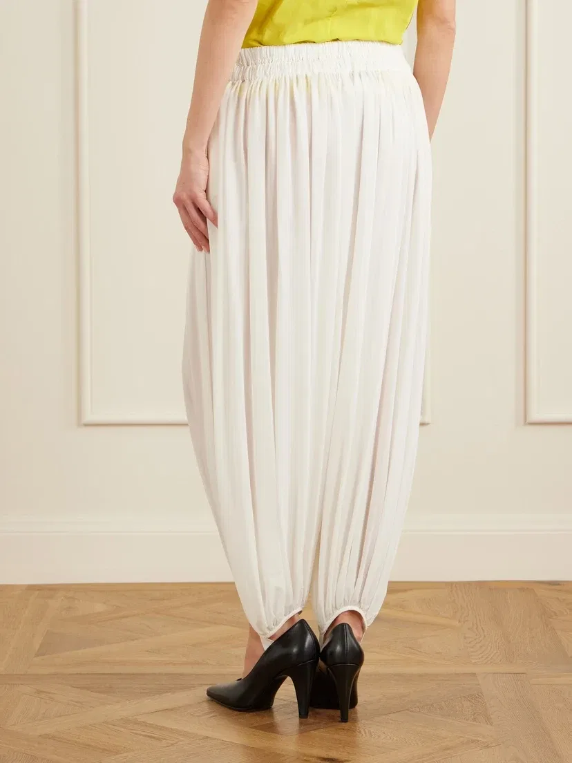 Брюки из крепового шелка-жоржета Shirred со стрелками Alaïa, белый — фото 4