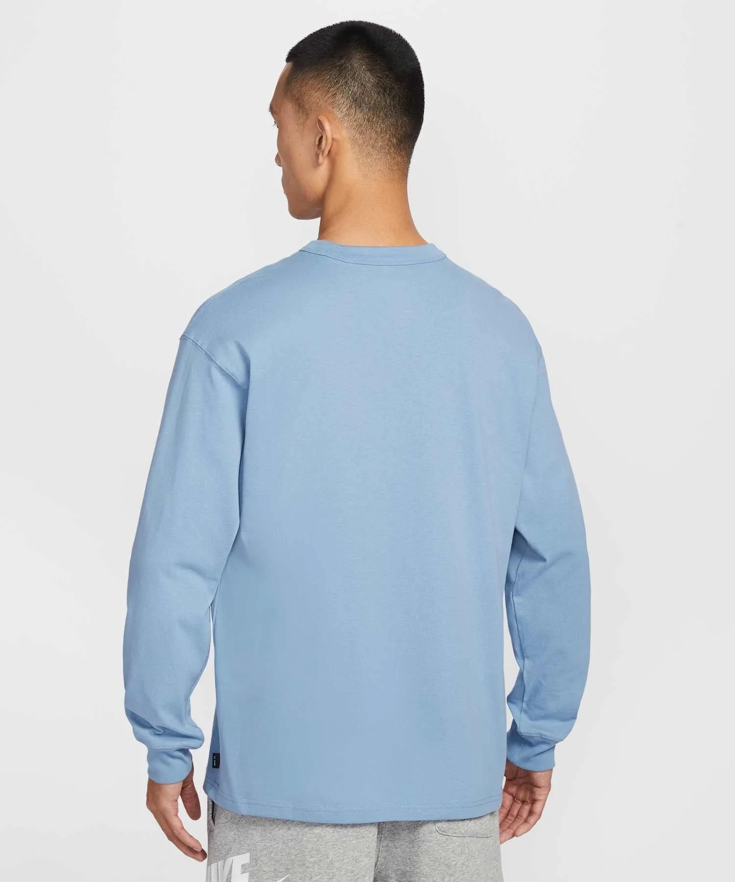 Мужская футболка NIKE Sportswear Premium Essentials с длинным рукавом IH1128-486, тёмно-синяя — фото 2