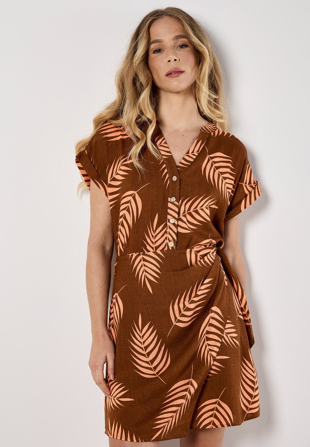 

Повседневное платье TROPICAL LEAF WRAP MINI Apricot, оранжевый