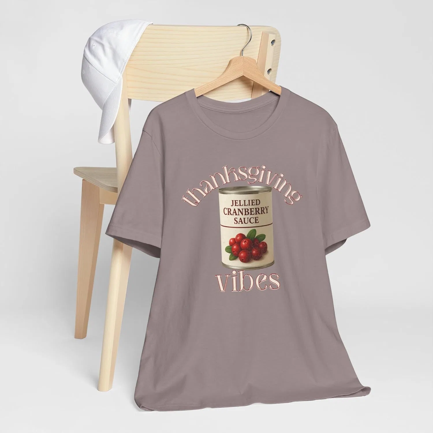 Футболка Unisex с принтом "Thanksgiving Vibes Cranberry Sauce Can" для папы, брата, друга, Friendsgiving GENERIC, коричневый — фото 4