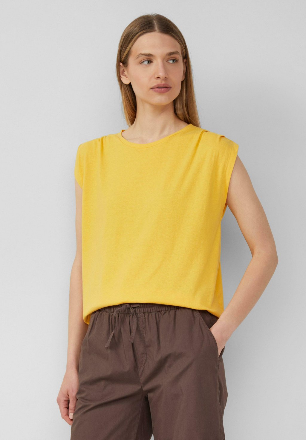 

Футболка с принтом VERKÜRZTES MIT FALTENDETAILS s.Oliver, желтый