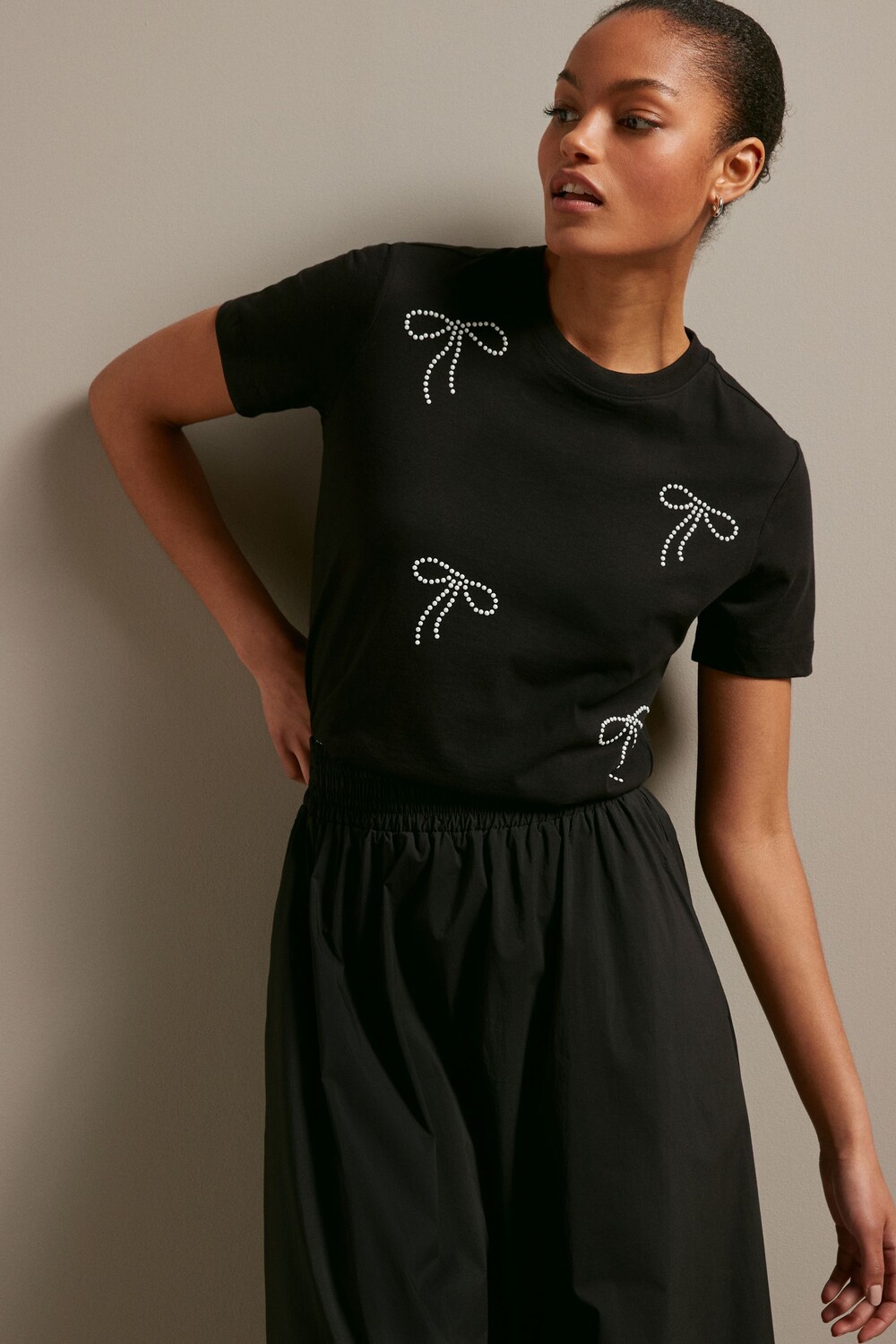 

Футболка с короткими рукавами и жемчужными бантами Next, черный