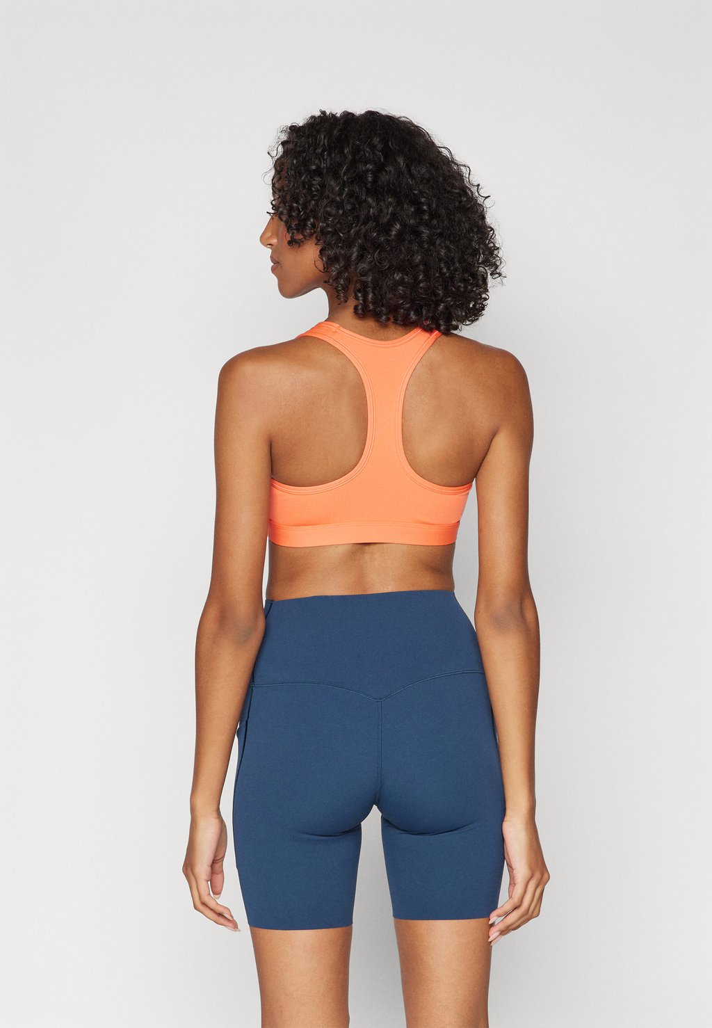 

Спортивный бюстгальтер средней поддержки BRA Nike Performance, абрикос
