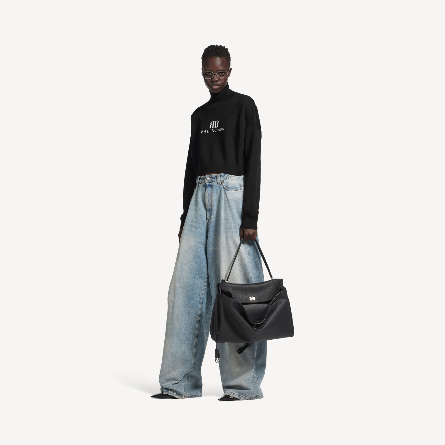 BALENCIAGA Женский укороченный свитер с высоким воротом в черно-белом цвете — фото 2