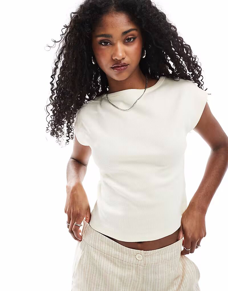 

Футболка ASOS DESIGN с широким вырезом и отделкой в ​​рубчик, молочного цвета