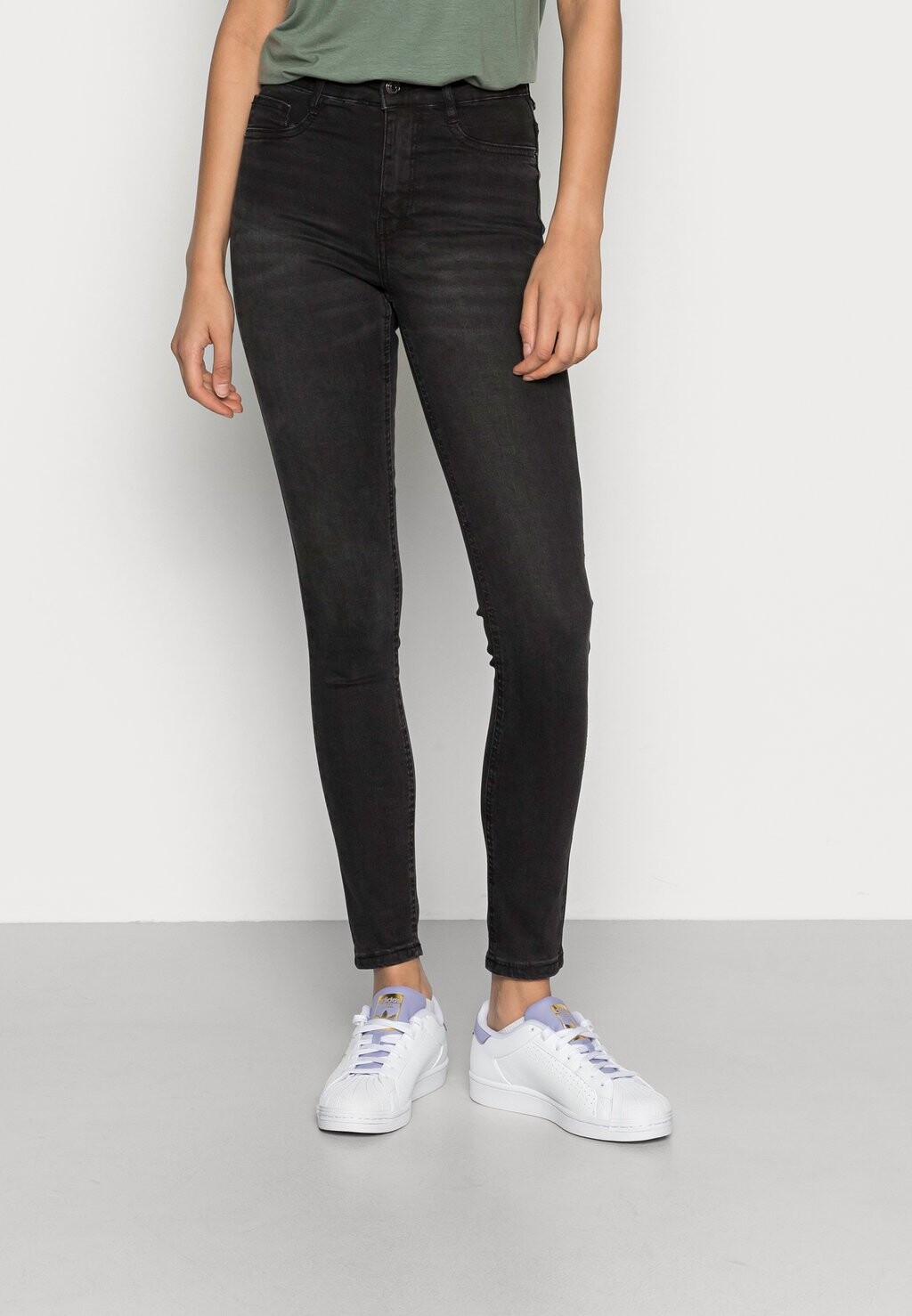 

Джинсы Skinny Fit Gina Tricot