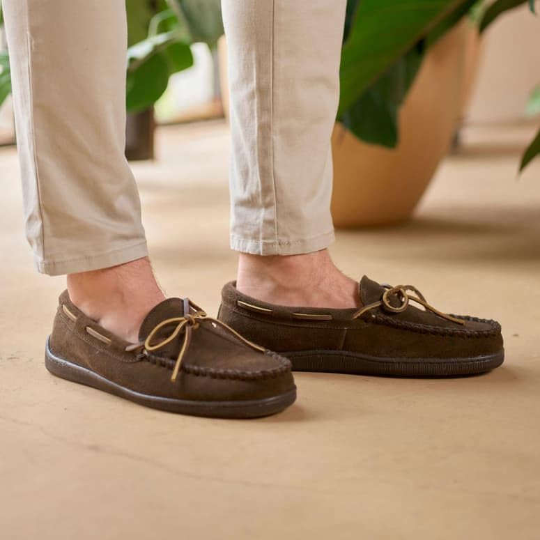 Мужские тапочки Minnetonka с плюшевой подкладкой и жесткой подошвой — фото 3