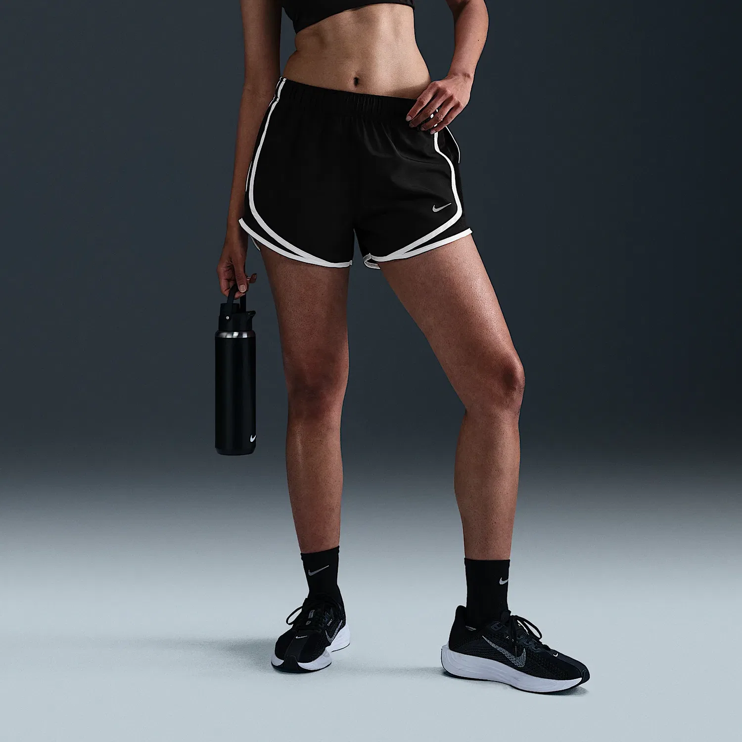 Женские беговые шорты Tempo Dri FIT со средней посадкой и вкладышем Nike, Black — фото 3