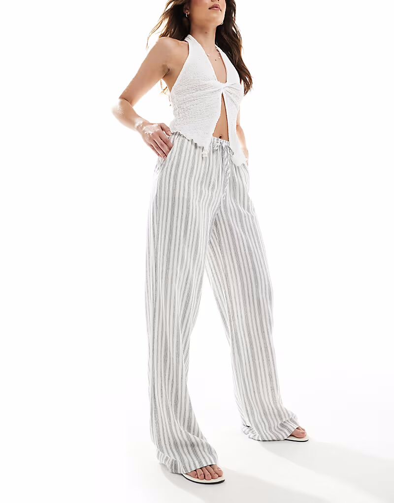 

Брюки Stradivarius с эффектом льна и жатым эффектом в полоску