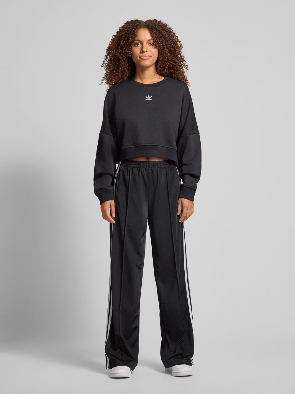 

Укороченная толстовка с вышитым логотипом adidas Originals, черный