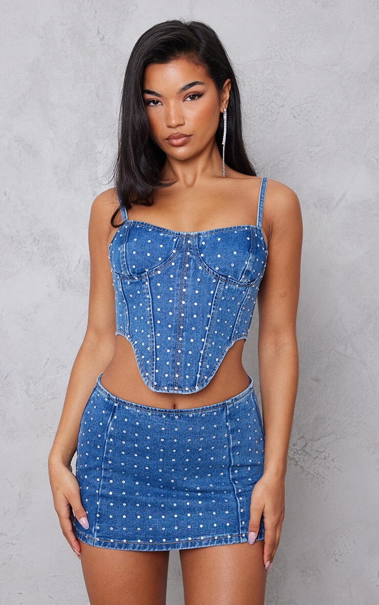 

PrettyLittleThing Джинсовая мини-юбка средней длины с вышивкой и стразами