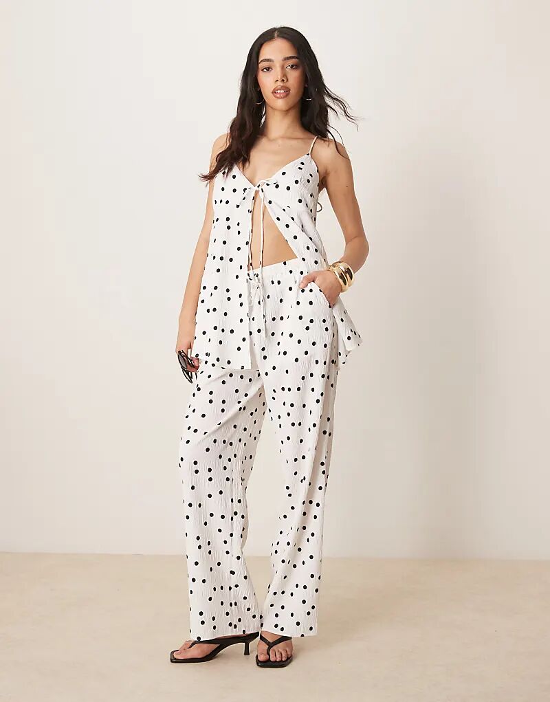 

Расклешенные брюки ASOS DESIGN с текстурированным узором в горошек белого цвета