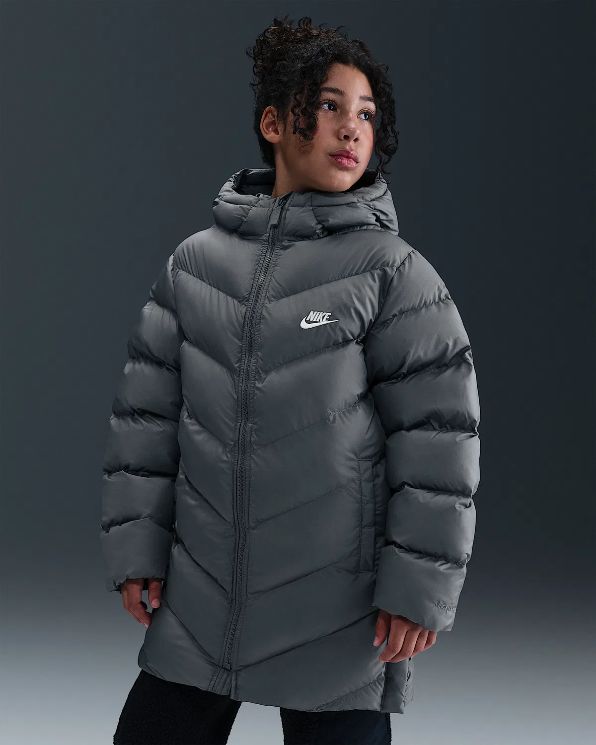 Детская куртка-пуховик Nike Sportswear All Day Play Therma-FIT, Smoke Grey/White — фото 2