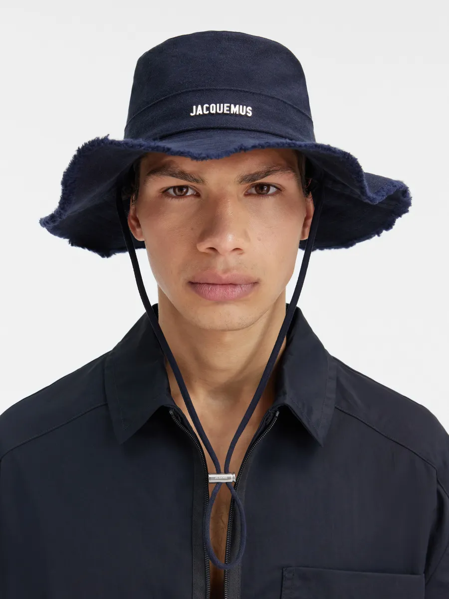 

Потертая экспедиционная шляпа Ле Боб Артишо Jacquemus, темно-синий