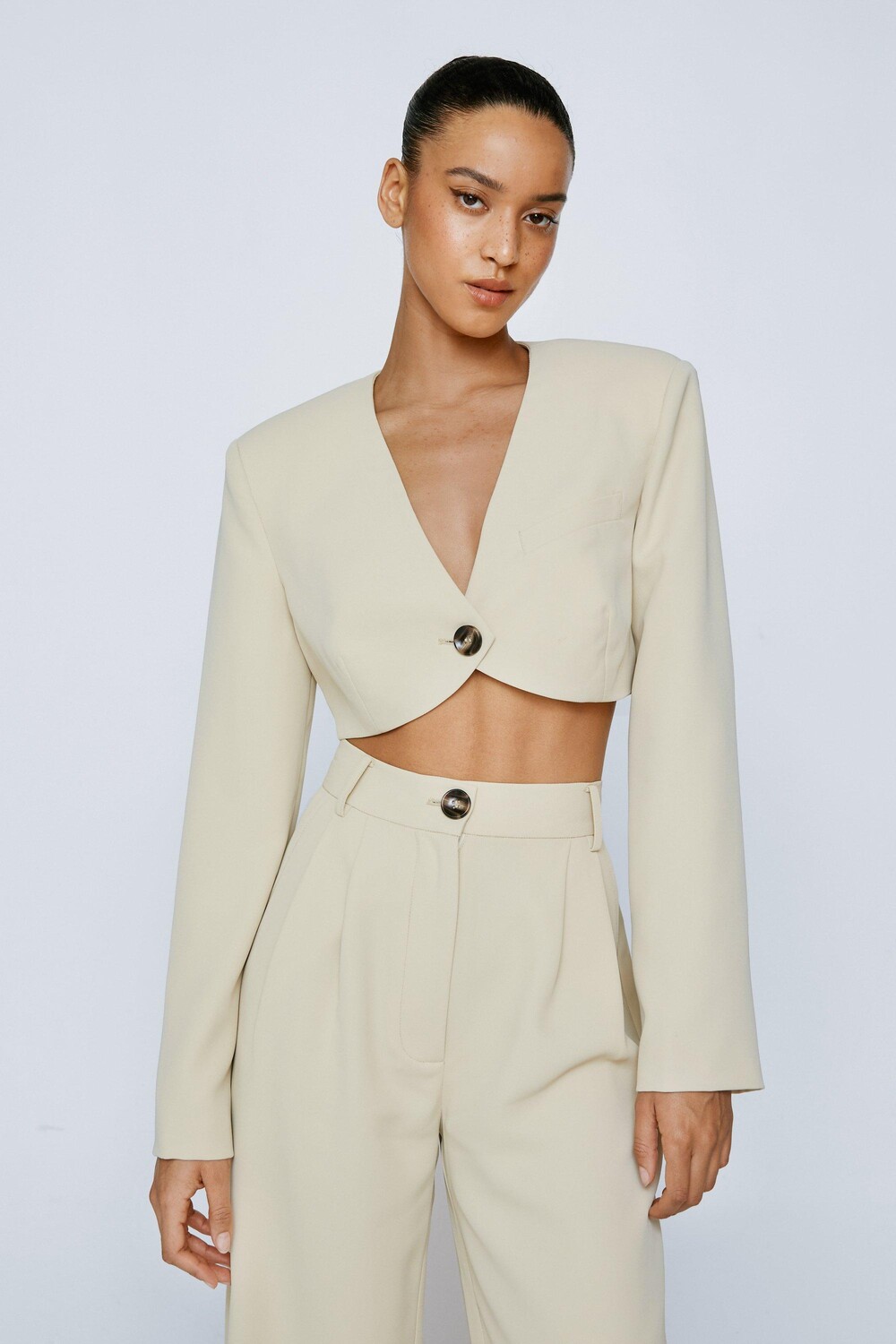 

Укороченный пиджак с изогнутым краем Nasty Gal, нейтральный