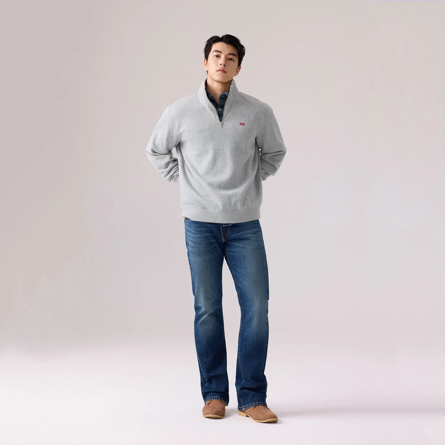 Мужской свитшот серый с воротником-стойкой прямого кроя Levis — фото 4
