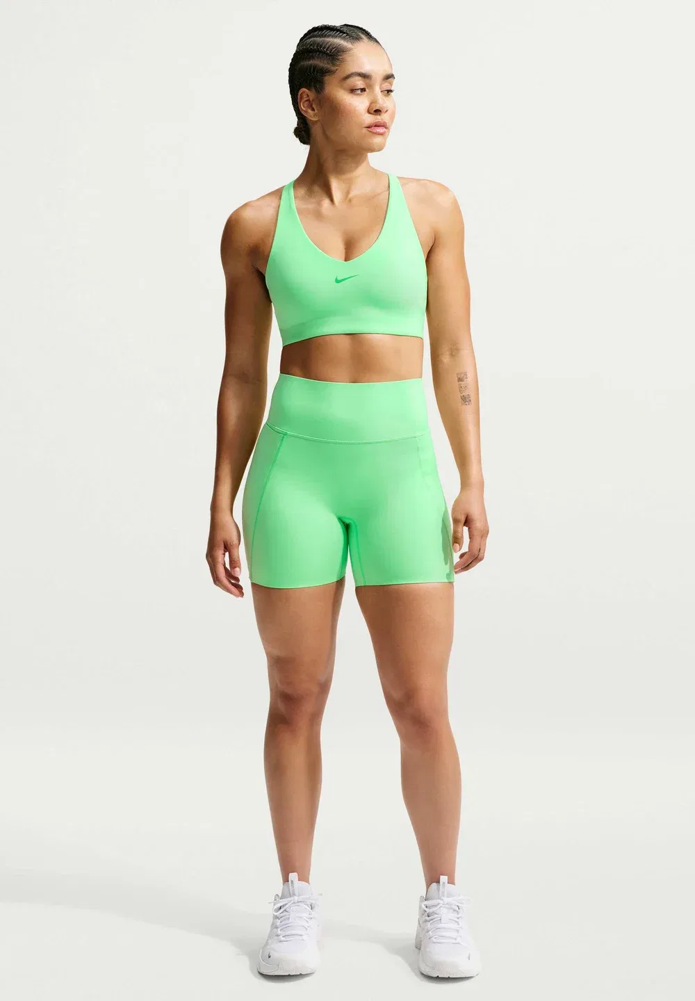 W nk df unvrsa ms bra - спортивный бюстгальтер средней поддержки Nike Performance, Illusion Green/Lt Green Spark/Green Spark