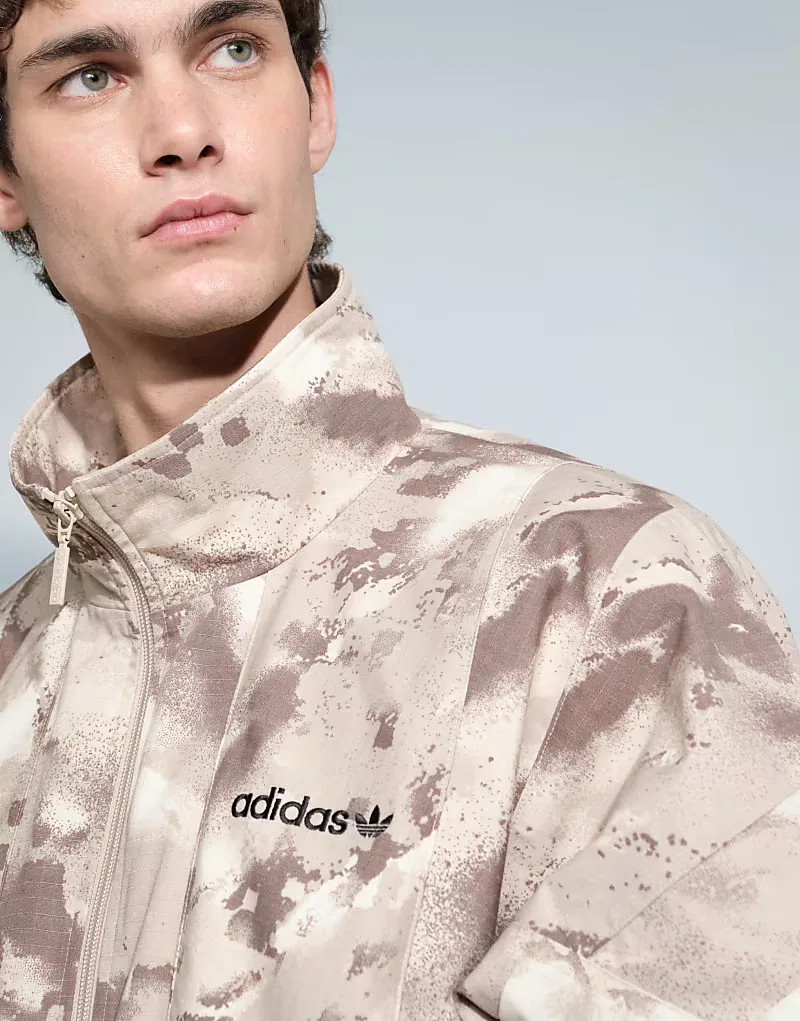 Тканая спортивная куртка Adidas Originals в светлом камуфляже — фото 4