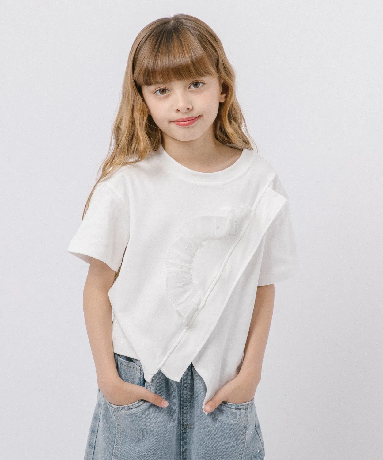 Детская футболка с асимметричной тюлевой отделкой, модель Asymmetric Front Slit Cropped URBAN CHERRY, Белый — фото 2