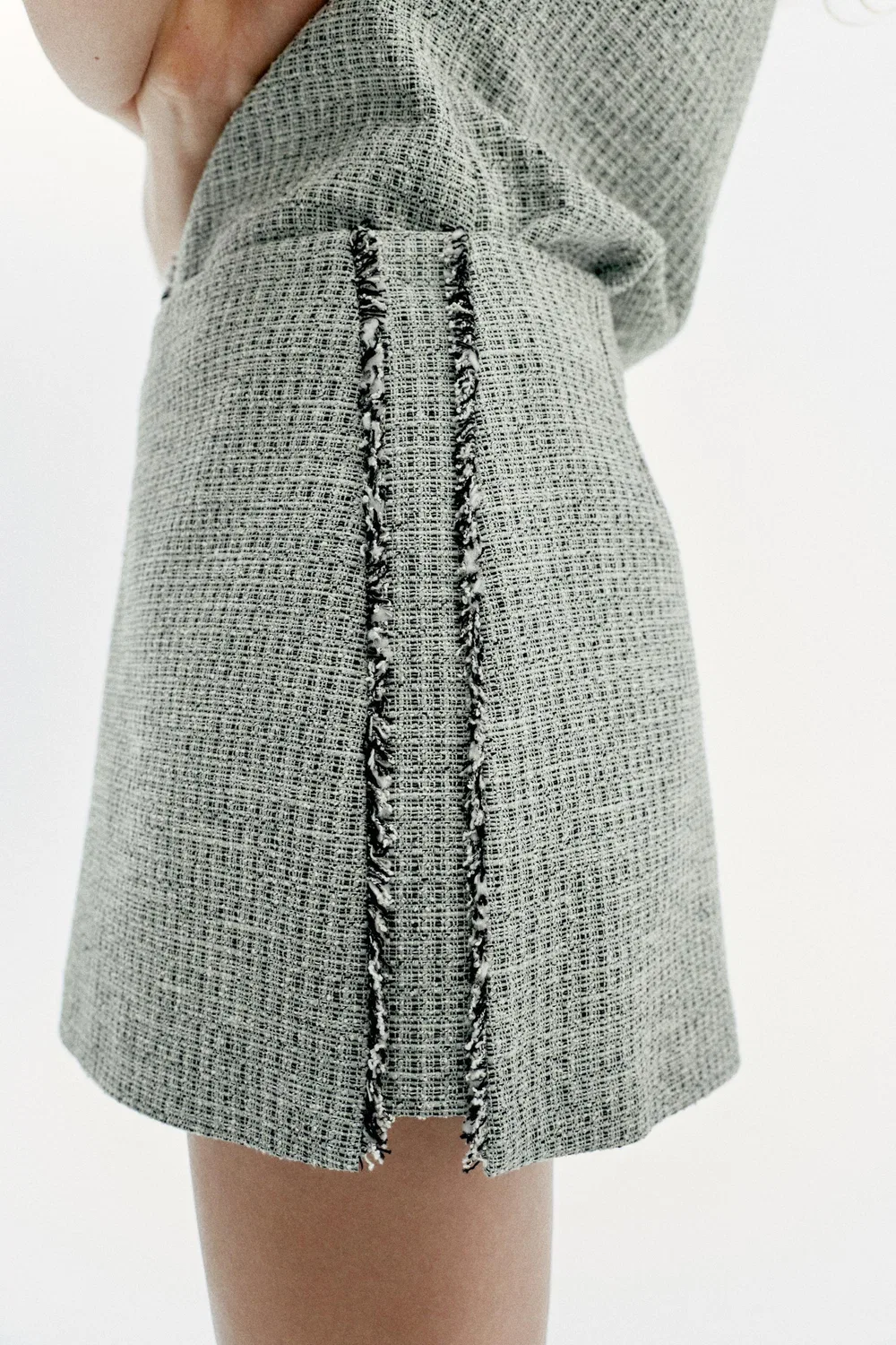 Текстурированная бахромчатая мини-юбка ZARA, Green/Ecru — фото 4