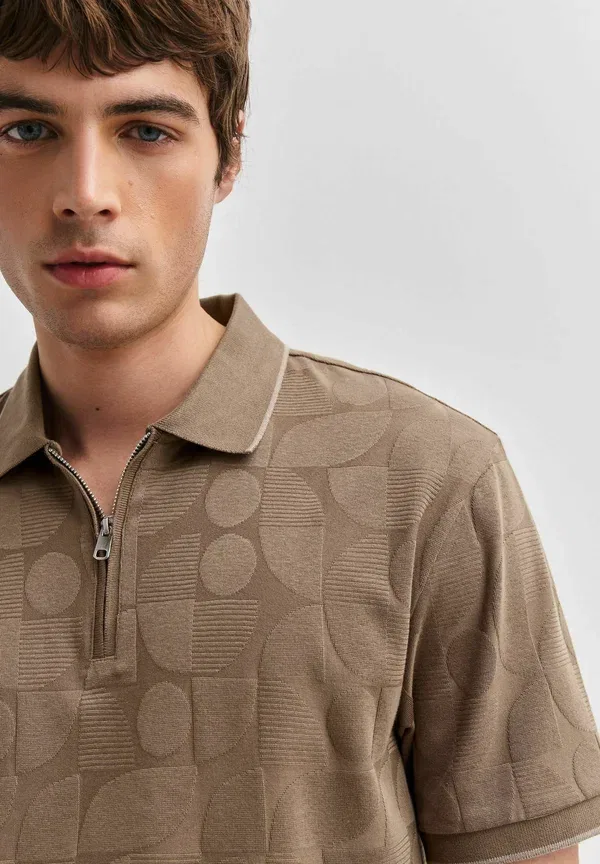 Футболка поло 95% хлопок 5% эластан Zip neck smart polo shirt Next, brown, коричневый — фото 3