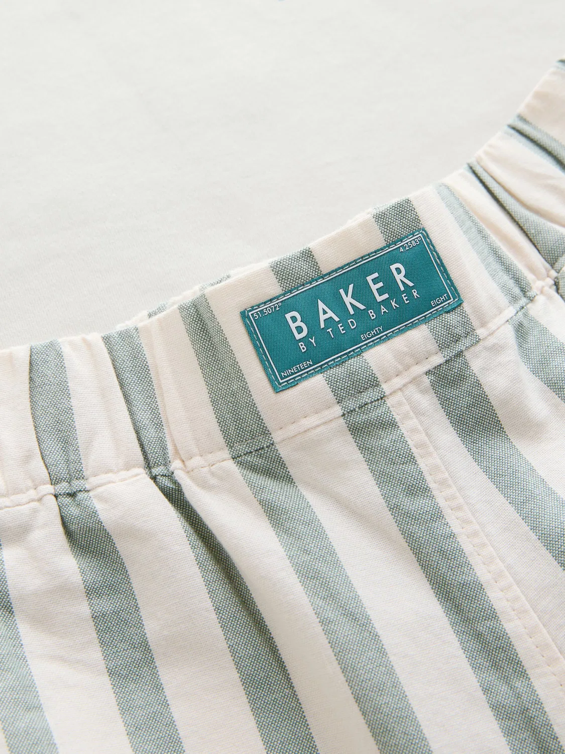 Комплект из футболки и брюк с пальмой Baker by Ted Baker, белый — фото 4