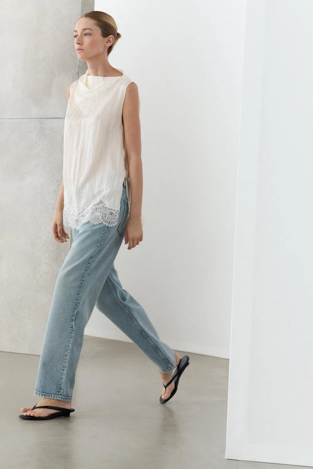 Топ Massimo Dutti, женский, асимметричный с высоким воротником и кружевной отделкой, кремовый — фото 3