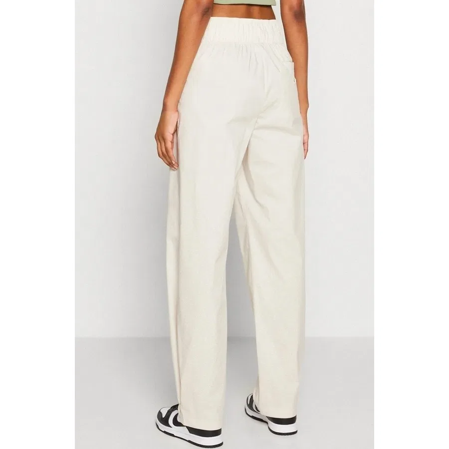 Женские спортивные брюки свободного кроя с защипами Nike Sportswear Collection Woven Trousers, Кремовый — фото 2