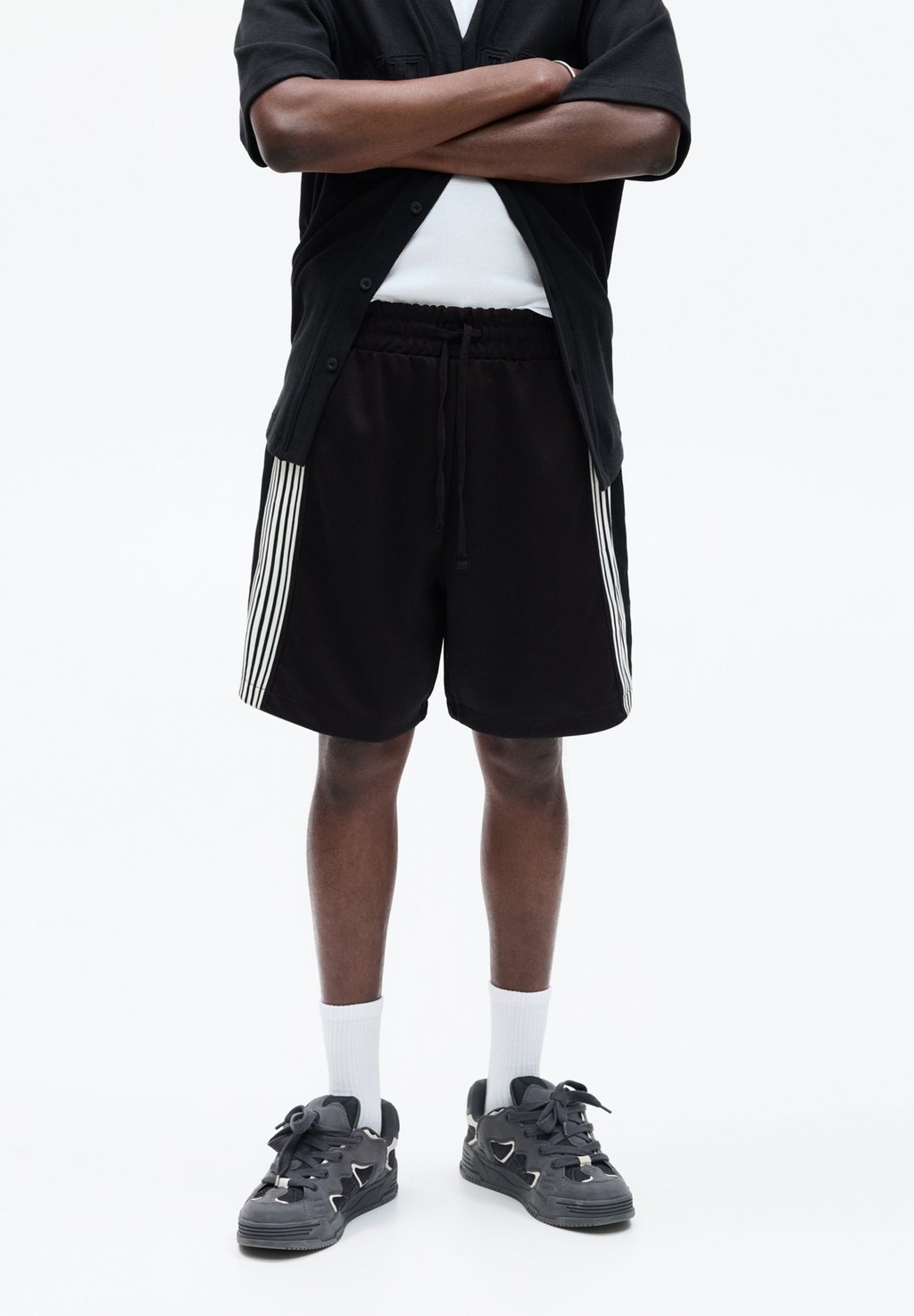 

Шорты STRIPED JOGGER-BERMUDA - Tracksuit bottoms PULL&BEAR, черный