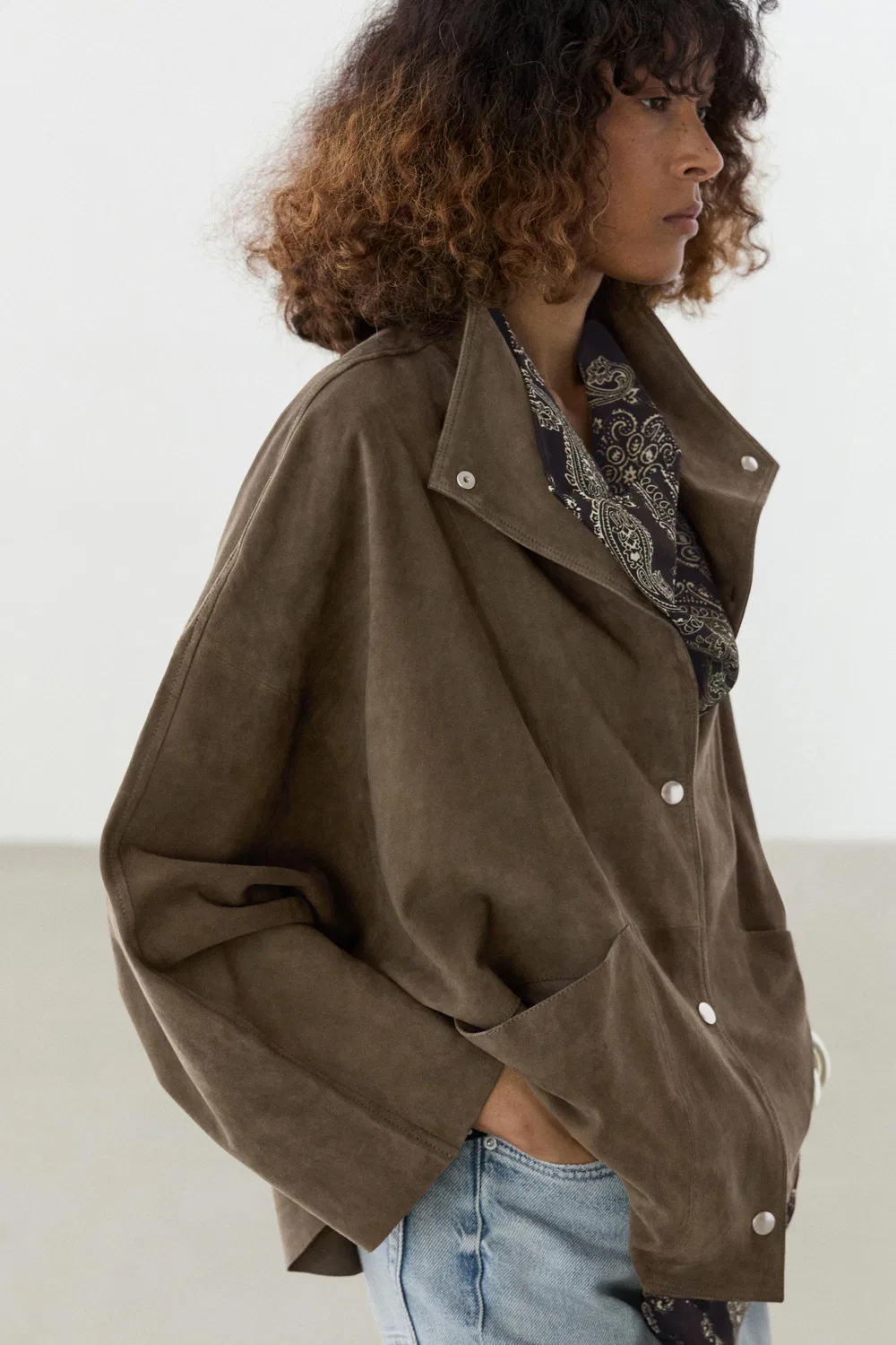 Куртка Massimo Dutti, из замшевой кожи, с высоким воротником, хаки — фото 3