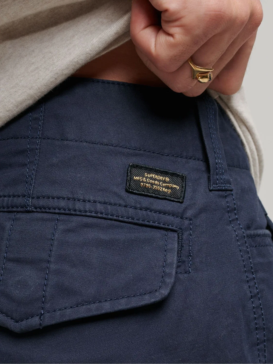 Темно-синие шорты карго Superdry Core — фото 3