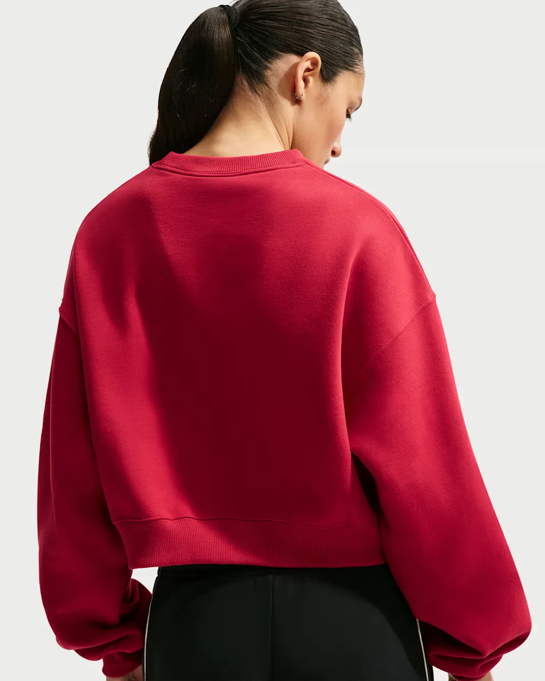 Женская укороченная футболка оверсайз с круглым вырезом Nike Studio Fleece Medium Weight, Tough Red/Sail — фото 2