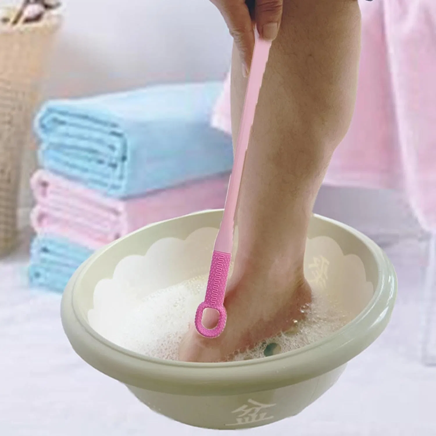 Щетка для ног с длинной ручкой, Silicone, 1 шт, 40 см, Розовый Generic — фото 3