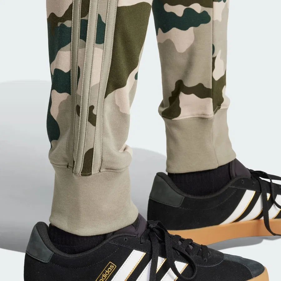 Спортивные брюки с камуфляжным принтом adidas Sportswear IV7384 Seasonal Essentials Camouflage Pants, Камуфляж — фото 4