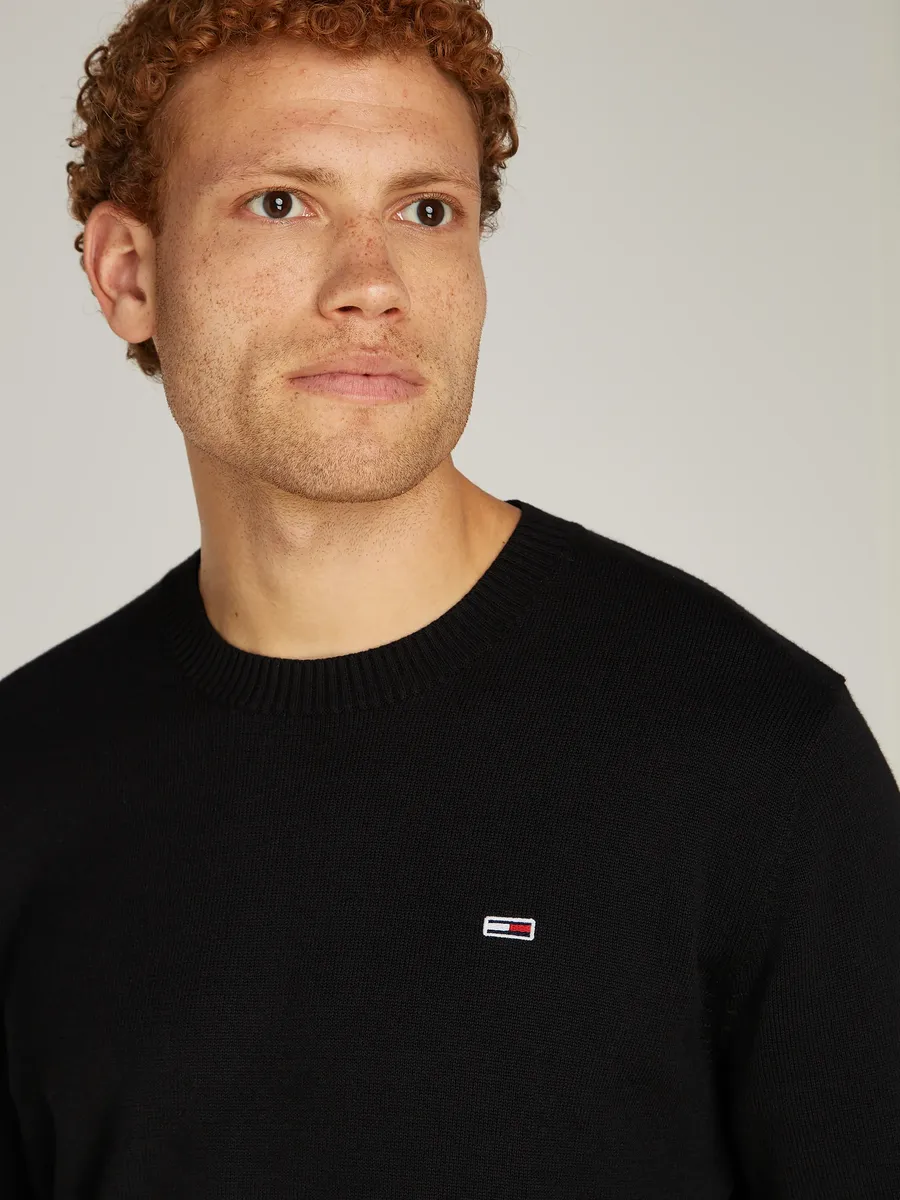 Свитер Tommy Jeans с круглым вырезом "TJM SLIM ESSENTIAL LIGHT SWEATER" с нашивкой-флажком, черный — фото 4