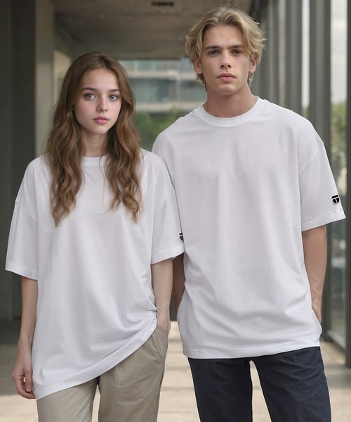 

Футболка однотонная хлопковая с коротким рукавом, очень плотная, с эмблемой NEWTRAL, белый