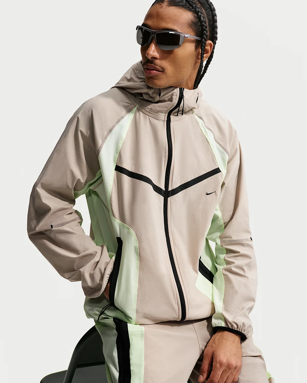 Мужская ветровка Nike Tech Dri-FIT Woven Full-Zip Color-Block Windrunner, Cream II/Volt Tint/Black — фото 3