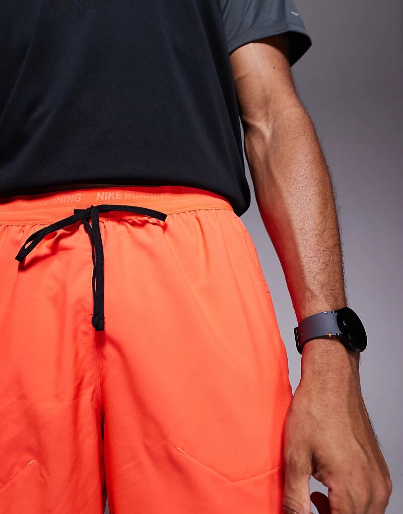 Шорты Nike Running Dri-FIT Stride 5 дюймов красного цвета — фото 2