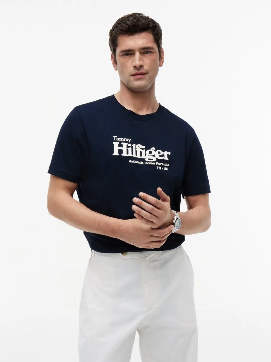Футболка TOMMY HILFIGER с графическим логотипом, темно-синяя — фото 2