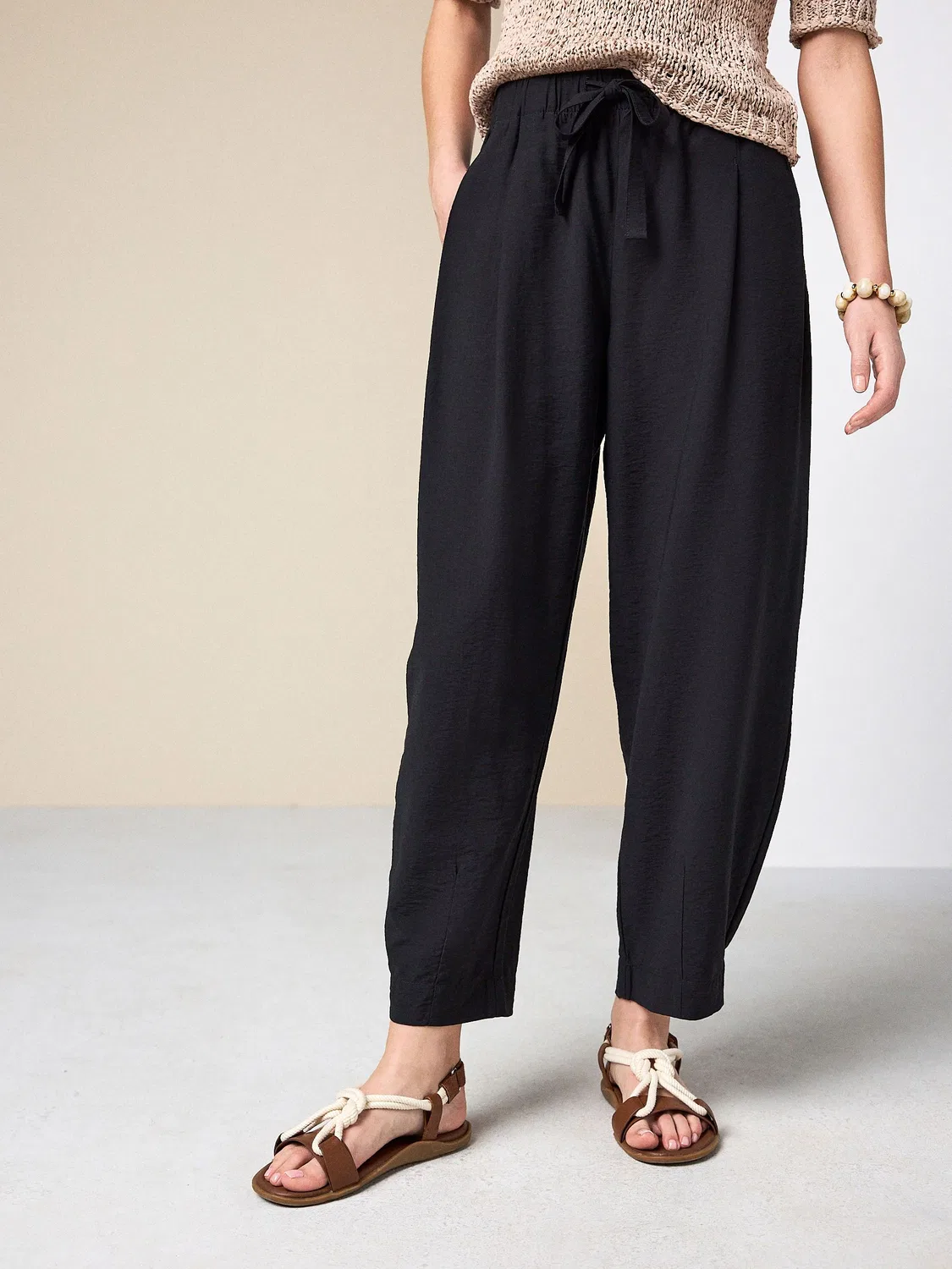 Брюки баррель, глянцевый нейлон-лен, Black Barrel Leg Trousers with Linen Next, черный — фото 3