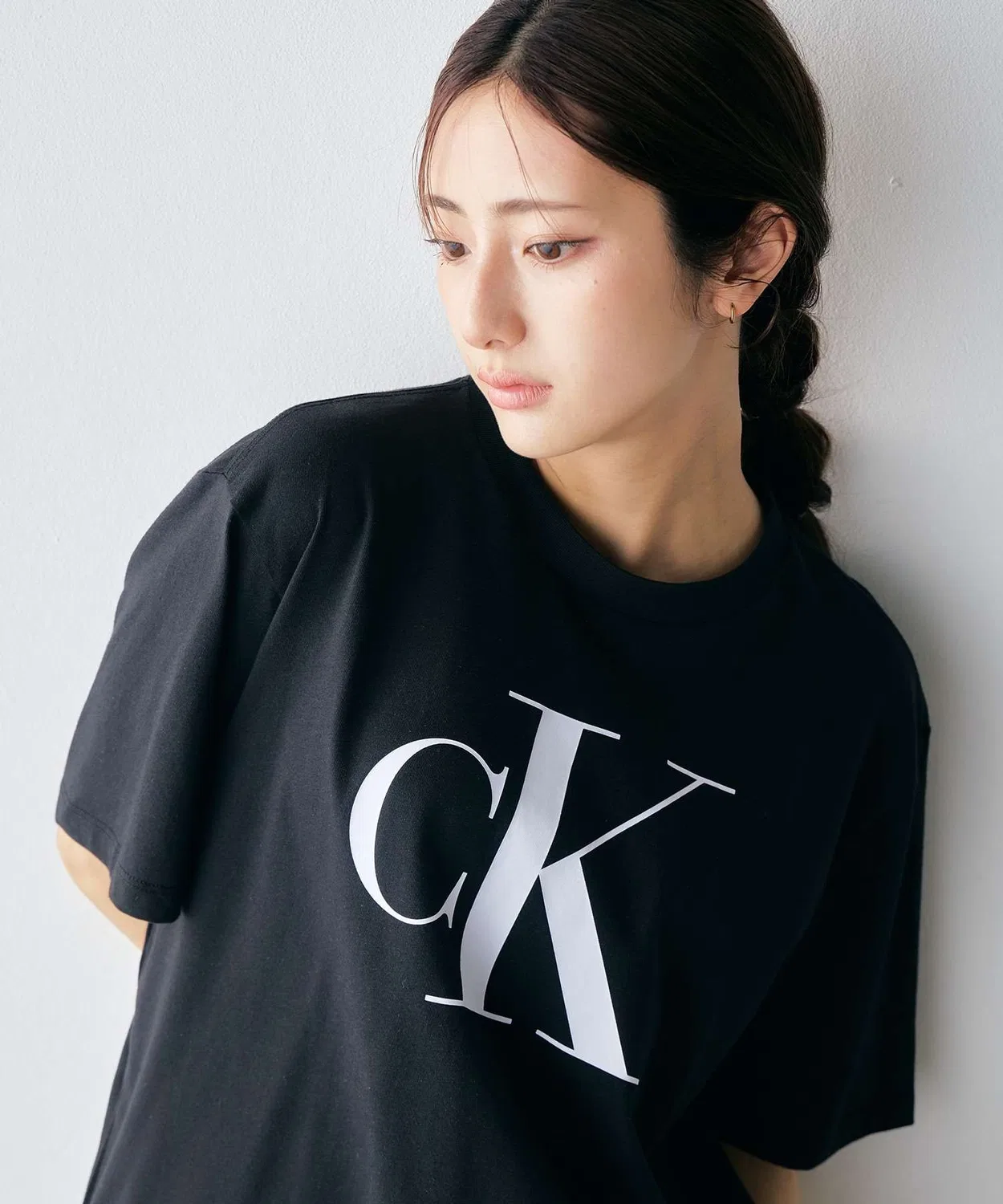 Женская футболка бокс-крой с длинным рукавоми принтом CK Logo Calvin Klein, Белая — фото 2