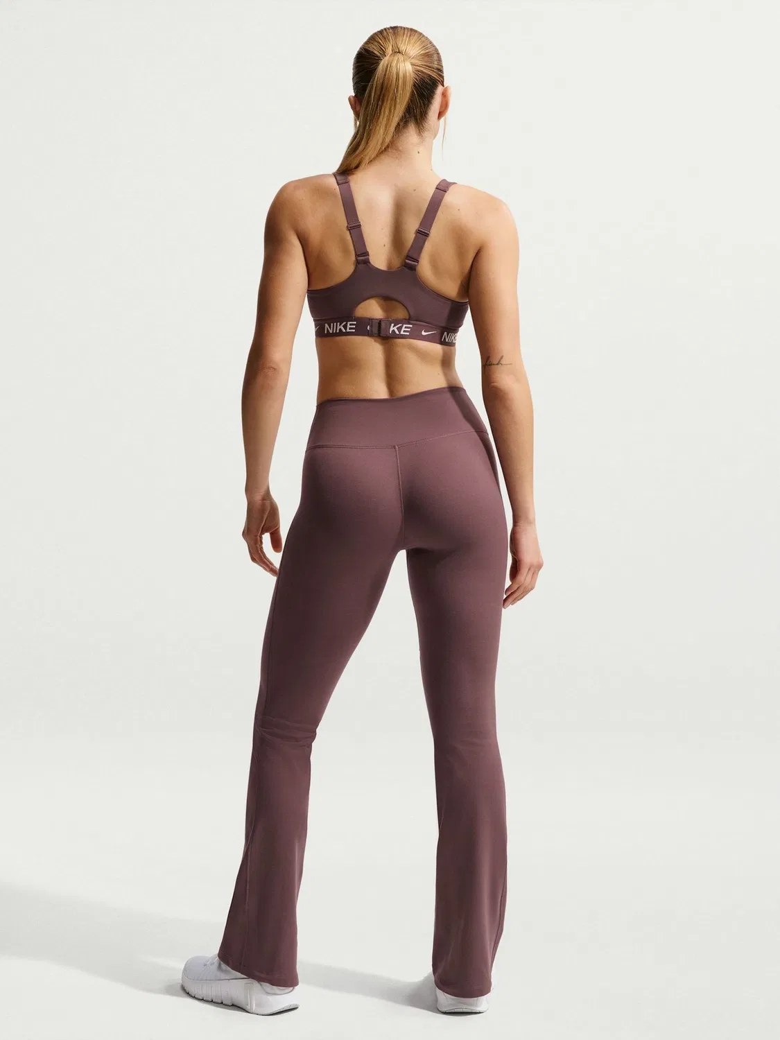 Леггинсы Nike One High-Waisted Flared, розовый — фото 2