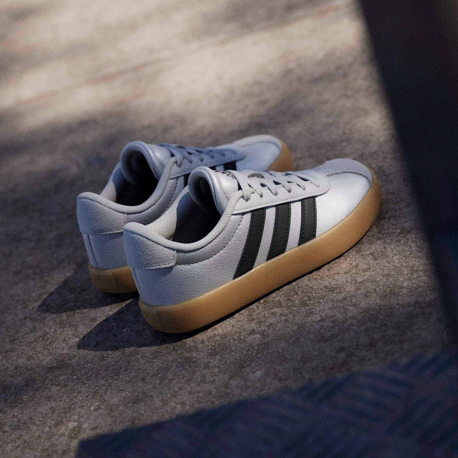 Детские кожаные кроссовки с дымчатой подошвой Adidas Sportswear, Silver Metallic/Core Black/Lgh Solid Grey — фото 4