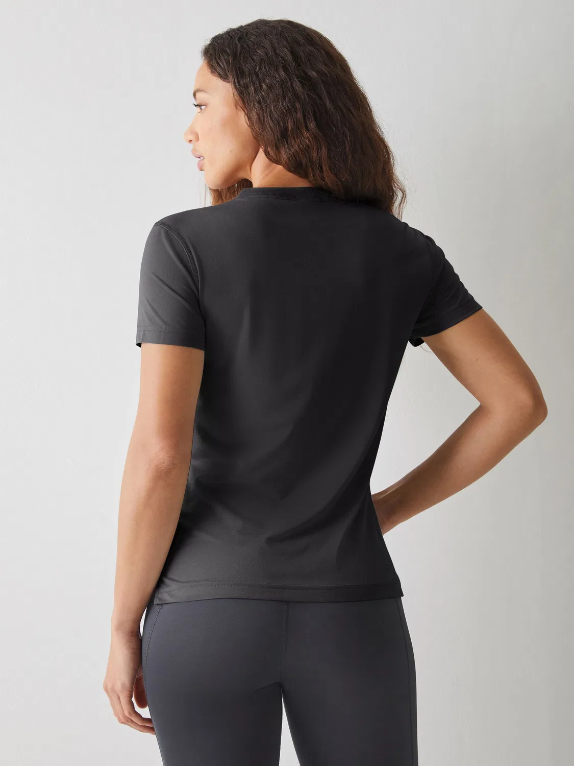 Футболка с V-образным вырезом adidas Workout Essentials, черный — фото 2