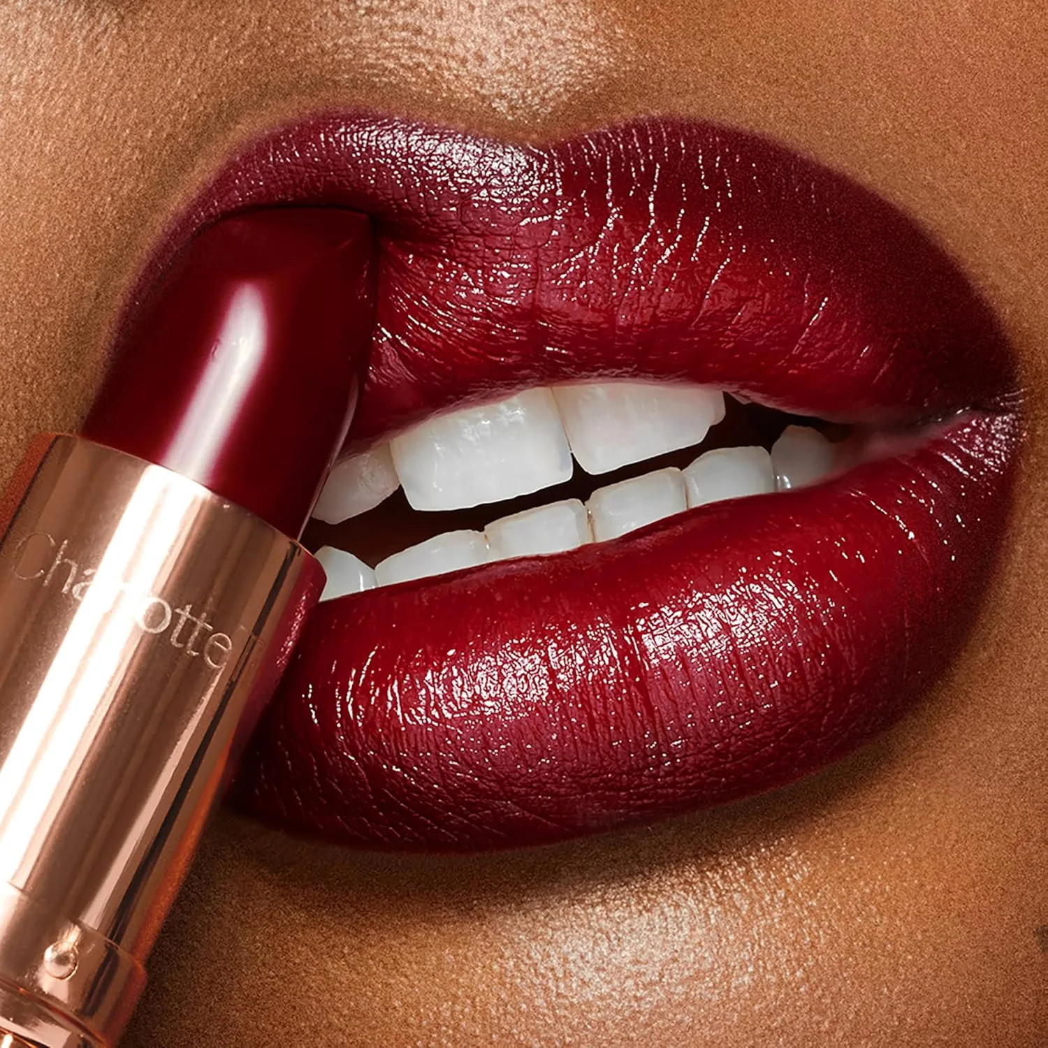 Помада Charlotte Tilbury KISSING - увлажняющая и питательная помада с светоотражающими пигментами для сияющего финиша и визуального увеличения объема губ., Night Crimson - plum red — фото 4