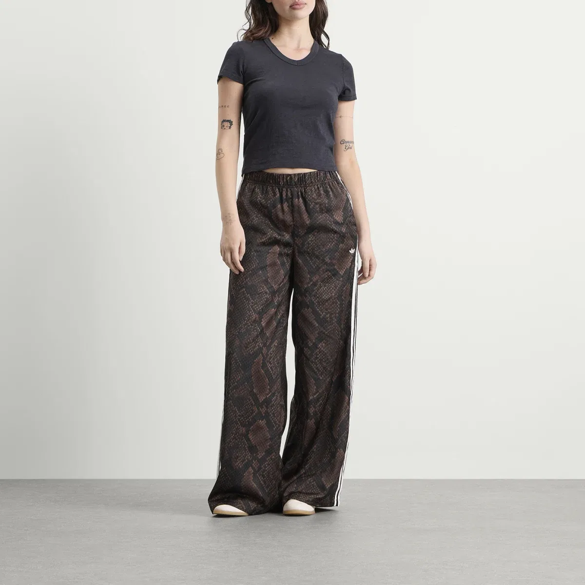 Женские брюки из атласа с принтом Satin Wide Leg Track Pant Adidas, Earth Strata & Aurora Coffee — фото 4
