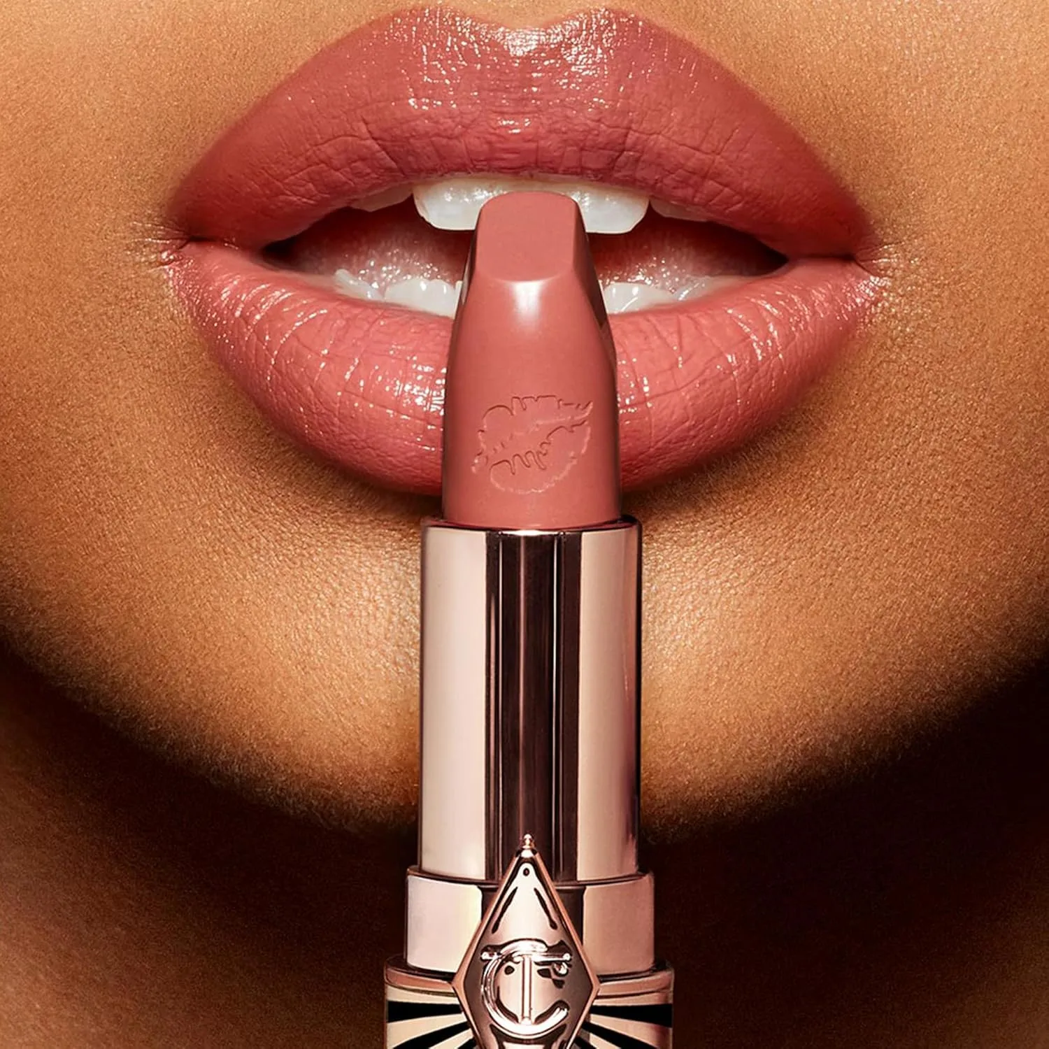 Помада Charlotte Tilbury Hot Lips 2.0 - увлажняющая, стойкая помада с экстрактами орхидеи и антиоксидантами - сатиновое покрытие, которое можно наслаивать, для визуального увеличения объема губ., In Love With Olivia - pink — фото 2